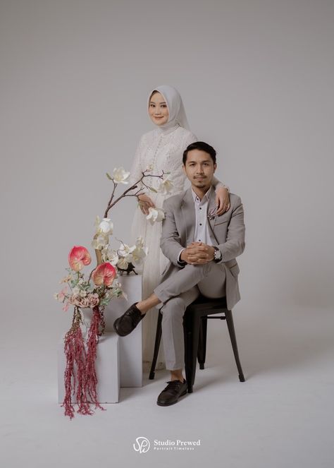 Prewed Studio, Prewedding Studio, Pre Wedding Photoshoot Theme, Studio Minimalist, Muslim Wedding Photos, Pre Wedding Photoshoot Props, Wedding Photo Studio, Foto Wedding, Graduation Photography Poses