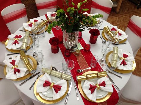 Red And Gold Tablescape, Table Decorations Red And Gold, Red And Gold Table Setting, Christmas Banquet Decorations, Christmas Dinner Table Decorations, Christmas Table Set Up, Dinner Table Decorations, Gold Tablescape, Tablescape Christmas