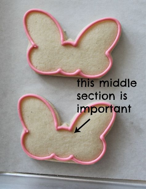 Minnie Mouse Cookie Template | when the cookies are outlined fill with pink flood icing Bow Cookies, Minnie Mouse Cookies, Disney Cookies, Ideas Baby Shower, Cookie Tutorials, Minnie Mouse Bow, Minnie Mouse Cake, Minnie Party, Minnie Mouse Birthday Party