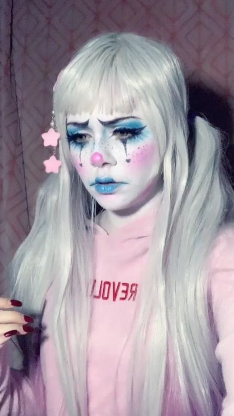 Dark Clowncore Makeup, Clown Looks Makeup, Kawaii Clown Makeup, Blue Clown Makeup, Cute Clown Makeup Aesthetic, Pastel Clown Makeup, Aesthetic Clown Makeup, Clown Core Outfit, Weirdcore Makeup