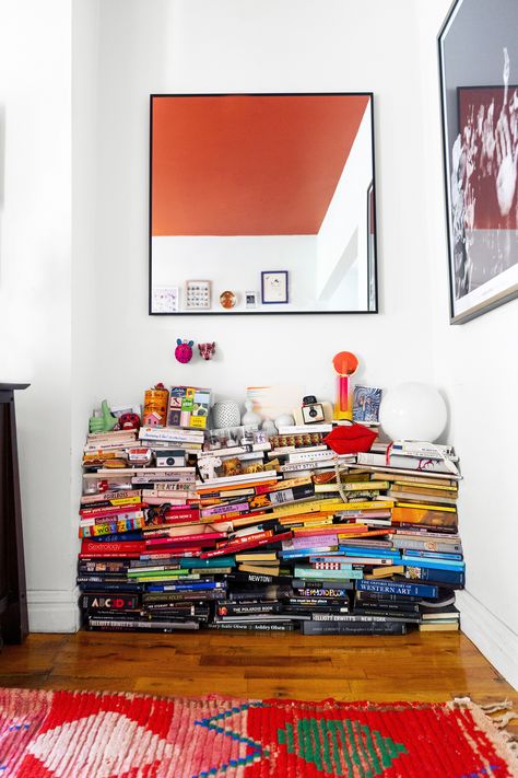 Makeshift Bookshelf, Books Storage Ideas, Book Storage Ideas, African Homes, Book Installation, Stack Books, Library Organization, Stacked Books, Farmhouse Side Table