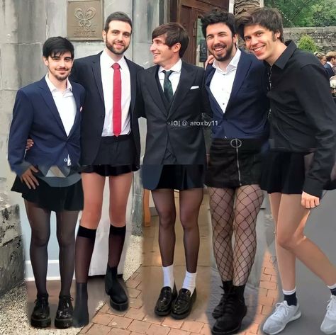 Tights Men Outfit, Basket Boy, Men In Dresses, Gay Outfits, Genderqueer Fashion, Boys In Skirts, Fluid Fashion, Drag Queen Outfits, Queen Outfits