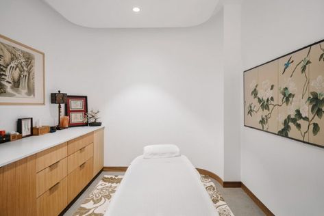 Alive + Well Wellness Center / Matt Fajkus Architecture Spa Room Ideas Estheticians, Massage Room Decor, Salon Interior Design Ideas, Home Spa Room, Nail Salon Interior Design, Beauty Salon Interior Design, Esthetician Room Decor, Esthetics Room, Spa Room Decor