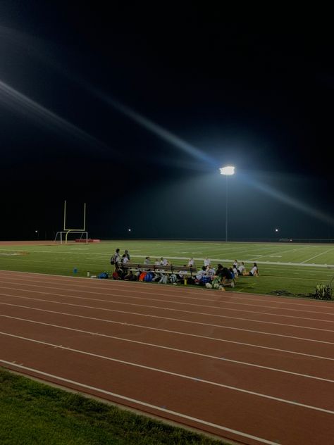 soccer late night aesthetic Trackstar Aesthetic, Night Running Aesthetic, Track Szn, Running Night, Late Night Aesthetic, Night Training, Running Photography, Winter Arc, Running Track