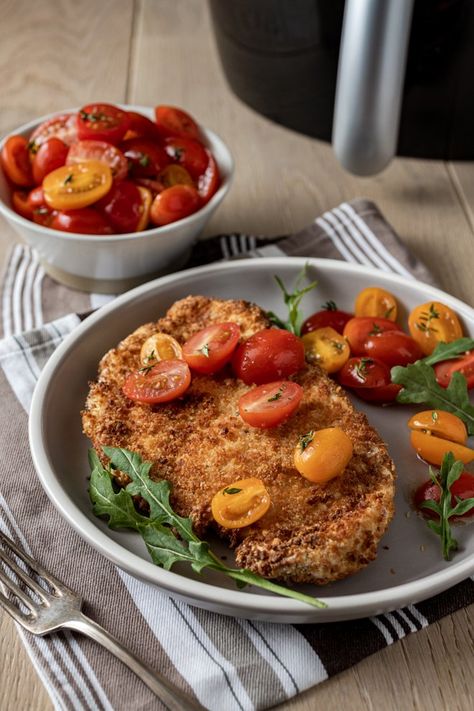 Classic Chicken Milanese made in the air fryer is the perfect choice for a quick weeknight meal. Air Fryer Chicken Cordon Bleu, Milanese Recipe, Chicken Milanese, Breaded Chicken Breast, Shrimp Dinner, Mince Recipes, Chicken With Olives, Chicken Cordon, Air Fryer Recipes Chicken