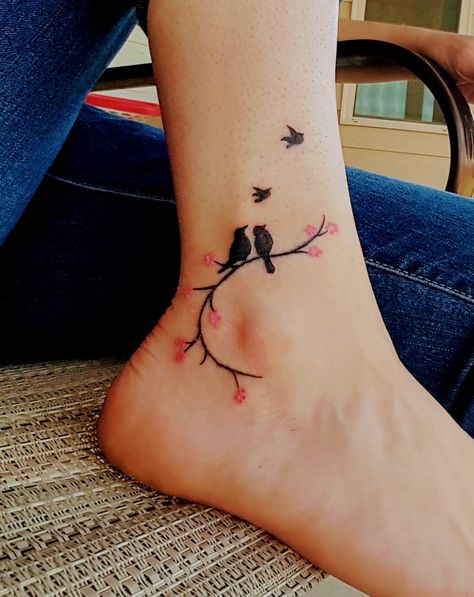 Two Love Birds Tattoo, Tattoo Design For Legs Women, Mom Bird Tattoo, Love Bird Tattoos For Women, Empty Nest Tattoo Ideas, Tettu Design Tattoo, Family Of 5 Tattoo, Love Birds Tattoo, Love Bird Tattoo