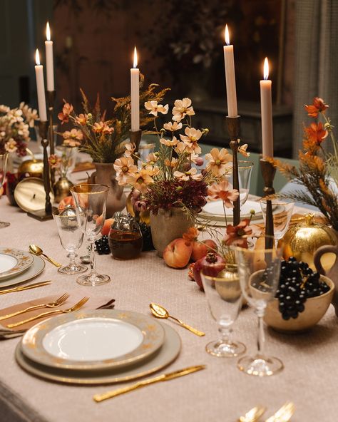 The Rosh Hashanah Collection has arrived! Our curated collection blends classic elements with sumptuous touches that evoke feelings of tradition and renewal. Shop via the link in bio! #domanihome #roshhashanah #newcollection #celebration #tablescape Unique Thanksgiving Tablescapes, Chic Thanksgiving Table Setting, Thrifted Tablescape, Rosh Hashana Decorations, Apple Tablescape, Thanksgiving Tablescapes Ideas, Thanksgiving Tablescapes Simple, Thanksgiving Table Design, Thanksgiving Table Scape