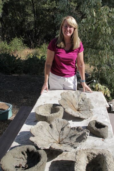 Sue Langley and several hypertufa projects Hypertufa Projects, Concrete Leaves, Flea Market Gardening, Cement Garden, Diy Concrete Planters, Cement Diy, Concrete Diy Projects, Cement Planters, Concrete Crafts