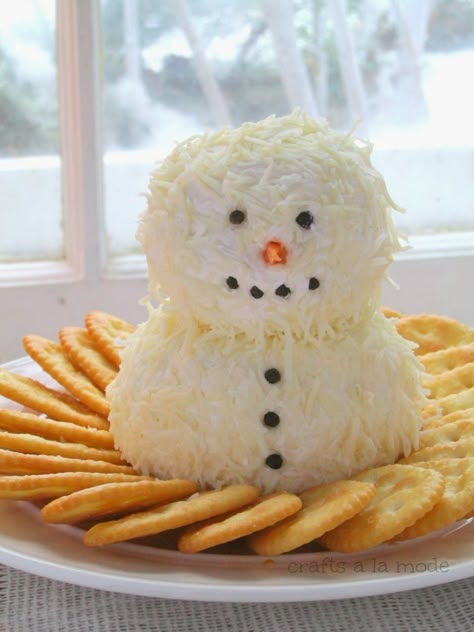 Snowman Cheeseball for Christmas! Snowman Cheeseball, Holiday Appetizers Easy, Cheese Ball Recipes, Holiday Appetizers, Christmas Party Food, Christmas Snacks, Christmas Cooking, Christmas Appetizers, Christmas Goodies