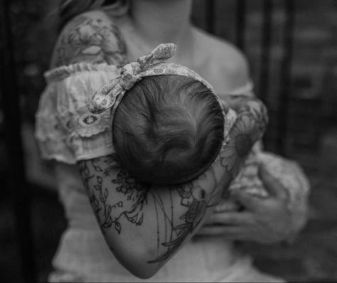 No face showing photo of mom and baby black and white White Dress Lace, Mommy And Me Photo Shoot, Baby Photo Shoot, Birth Announcement Photos, Newborn Announcement, Newborn Baby Photoshoot, Hiding Face, Mom Photos, Baby Poses