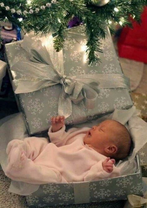 Picture Ideas for Baby's First Christmas - Life With My Littles Newborn Christmas Pictures, Baby Christmas Photography, Newborn Christmas Photos, Christmas Baby Pictures, Baby Milestones Pictures, Idee Babyshower, Baby Christmas Photos, Newborn Baby Photoshoot, Newborn Christmas