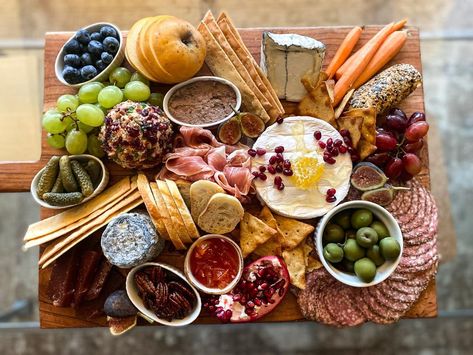 We show you how to make a Low FODMAP Charcuterie & Cheese Board Low Fodmap Charcuterie Board, Low Fodmap Appetizer Recipes, Fod Map Food List, Fodmap Condiments, Low Fodmap Travel Food, Buffalo Chicken Fries, Charcuterie Cheese Board, Snacks And Appetizers, Roasted Chicken Wings