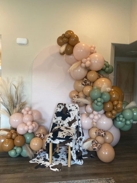 Cowboy Themed Bridal Shower Ideas, Bridal Shower Last Rodeo, Western Fall Baby Shower Ideas, Boho Western Bridal Shower Decor, Boho Western Gender Reveal Ideas, Western Boho Birthday Party, Highland Cow Balloon Arch, Boho Cow Party, Bridal Shower Cow Theme