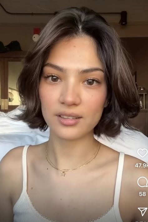 Messy Bob Thick Hair, Short Haircuts Feminine, Short Haircut No Layers, Short Hairstyle Women Double Chin, Chin Length Hair Middle Part, Feminine Short Hair Oval Face, Mia Maples Short Hair, Yesly Short Hair, Wavy Bob No Bangs