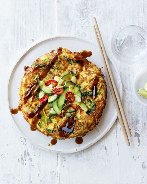 Asian Omelette, Vegetarian Omelette, Omelette Ideas, Okonomiyaki Recipe, Japanese Omelette, Photography Japanese, Bar Restaurant Design, Vegetarian Oyster Sauce, Architecture Restaurant