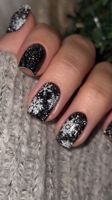 NAIL EXPERT | EDUCATOR | Natalie Zheltovski | AUSTIN TX on Instagram: "35 days till Christmas ✨✨✨✨ To get this nail design : •black gel color •reflective top coat •stamping nail design with snowflakes Save it as your next nail inspo ❤️ #russianmanicure #russiannails #russianmanicureaustin #nailitdaily #reflectivenails #russianmanicureatx #nailsatx #chromenails #holidaynails #nailitdaily #nailpro #nailart #nailarthouse #nailitmag #glamour #glamourmag #allure" Black With Snowflake Nails, Black Glitter Snowflake Nails, Black Snow Flake Nails, Silver And Black Christmas Nails, Black Winter Nails Short, Black Winter Nail Ideas, Dark Winter Nail Designs, Black Nails With Snowflakes, Black Holiday Nails Christmas