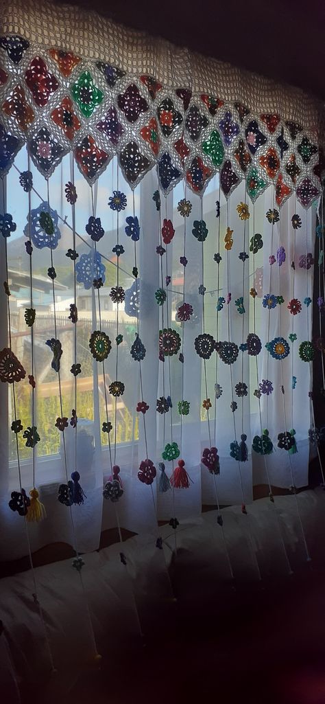 Crochet Window Valance, Crochet Blinds, Cortinas Rusticas Ideas, Crochet Ceiling Decor, Crochet Valence, Crochet Window Decoration, Crochet Curtains Free Pattern, Crochet Door Curtain, Diy Crochet Curtains