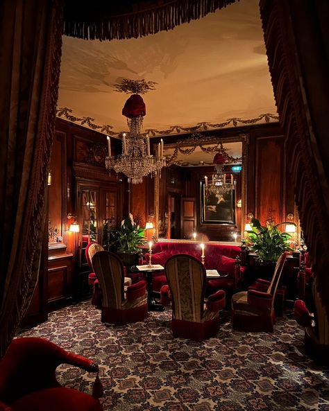 Hotel Costes Paris, Old Money Aesthetics, Old Money Aesthetic Outfit, Hotel Foyer, Old Money Nails, Hotel Costes, Outfit Old Money, Money Aesthetics, Aesthetic Old Money