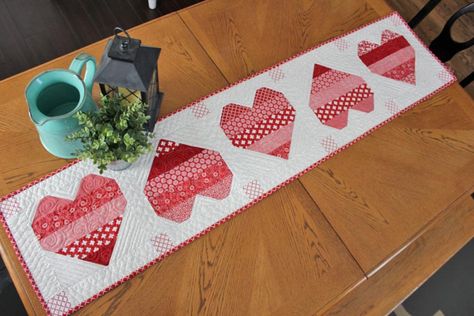 Free Tutorial: Jelly Roll Hearts Table Runner Valentines Runner, Valentine Table Runner, Valentine Table, Table Ikea, Runner Pattern, Heart Quilt Pattern, White Quilts, Red And White Quilts, Holiday Table Runner