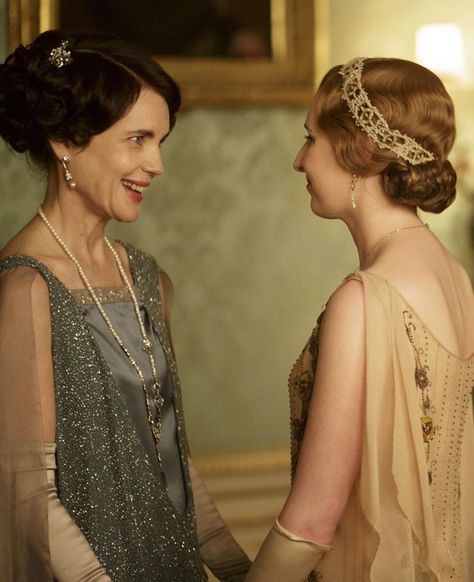 Downton Abbey Season 5: Lady Cora and Lady Edith Downton Abbey Hairstyles, Downton Abbey Clothes, Lady Edith Crawley, Downtown Abbey Fashion, Cora Crawley, Edith Crawley, Downton Abbey Costumes, Matthew Crawley, Downton Abbey Series