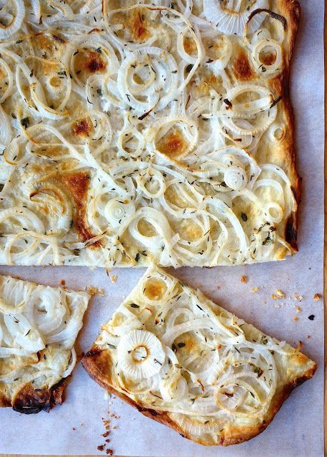 Pizza Cipolla | Onion Pizza - a truly simple and delicious appetizer or side dish. Like the "pletzel" I grew up eating. Onion Flatbread, Pizza Calzone, Onion Pizza, Classic Pizza, Meatless Dinner, Flatbread Recipes, Flatbread Pizza, Pizza Pie, Food Blogs