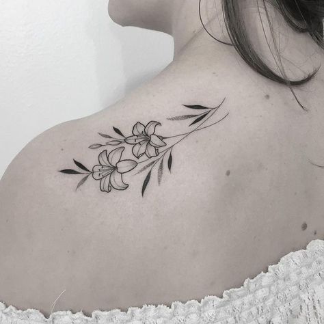 Day Lilly Tattoo, Day Lily Tattoo, Strokes Tattoo, Jasmine Tattoo, Lillies Tattoo, Lily Flower Tattoos, Girl Back Tattoos, Anklet Tattoos, Bone Tattoos