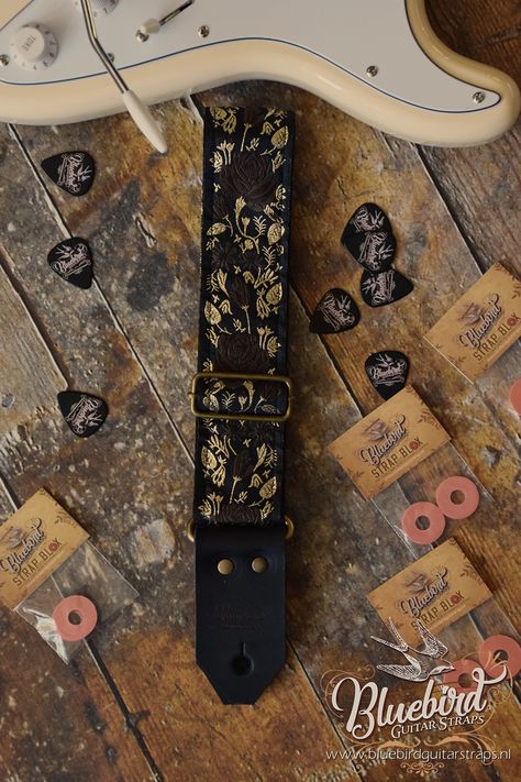 Aesthetic Guitar Strap, Cool Guitar Straps, Guitar Strap Aesthetic, Guitar Deco, Guitar Fashion, Electric Guitar Strap, Vintage Les Paul, Bass Guitar Straps, Acoustic Guitar Strap