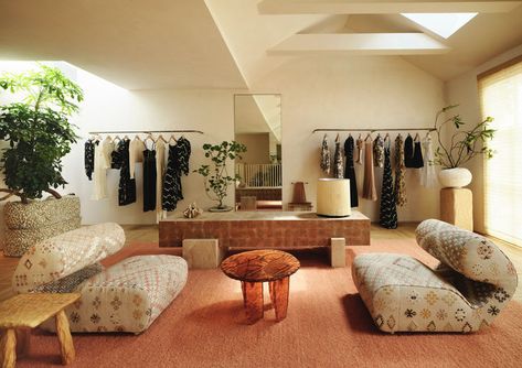 Kelly Wearstler Interiors - Retail Store Design: The Ulla Johnson flagship store in West Hollywood exudes boho design. The space features an area rug in pink, a coffee table in the center of the room, accent chairs, and boutique store displays. Tap the pin to explore more of this store design and to see other ideas for a boutique interior. #RetailDesign #BohemianLivingRoom #ClothingStores Fashion Studio Interior, Fashion Retail Interior, Kelly Wearstler Interiors, Retail Space Design, Warehouse Design, Cottage Renovation, American Interior, Carlo Scarpa, Retail Store Design