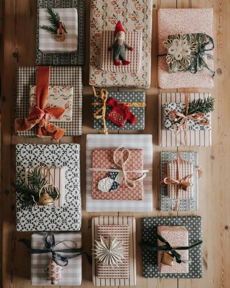 Christmas Gift Wrap Ideas, Christmas Wrapping Ideas, Christmas Dreaming, Wrapping Inspiration, Gift Wrapping Inspiration, Gift Wrap Ideas, Christmas Gift Wrap, Creative Gift Wrapping, Christmas Time Is Here