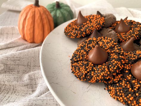 Chocolate Witch's Hat Cookies Witches Hat Cookies, Halloween Dinner Party Menu, Witch For Halloween, Being A Witch, Witch Hat Cookies, Witch Hat Halloween, Halloween Sprinkles, Hat Cookies, Halloween Party Dinner