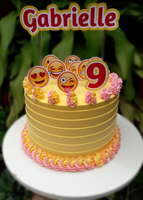 Acompanhem o nosso trabalho pelo Instagram @doceria_pedaco_do_ceu ❤ Girls Emoji Birthday Party, Emoji Cake, Sheet Cake Designs, Emoji Birthday Party, Emoji Birthday, Cake Decorating Designs, Bird Crafts, Sheet Cake, Kids Cake