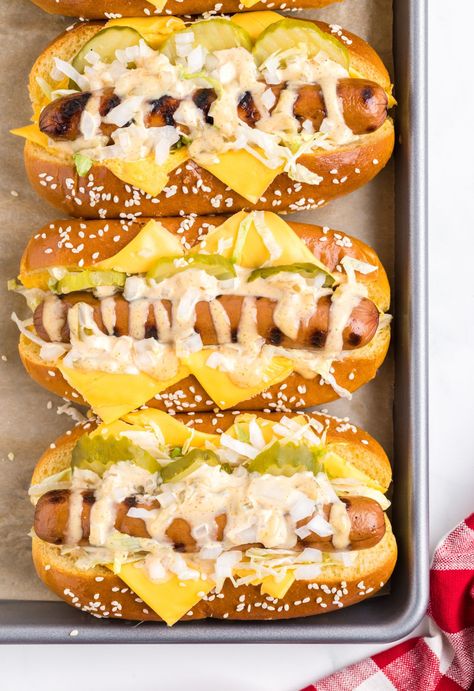 Hot Dog Recipes Creative, Slow Cooker Chili Easy, Hot Dog Sauce, Gourmet Hot Dogs, Hot Dogs Recipes, Burger Dogs, Hot Dog Cart, Beef Hot Dogs, Hot Dog Recipes