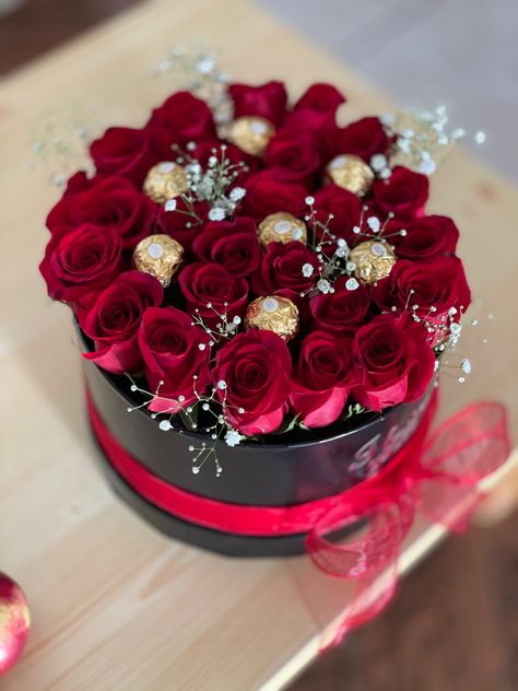 Chocolate Bookey Ideas Diy, Roses In A Box Gift Diy, Box With Flowers And Chocolate, Box With Roses And Chocolate, Heart Box With Roses And Strawberries, Flower Box Diy, Soap Roses Bouquet, Luxury Flower Box Roses, Chocolate Bouquet Diy