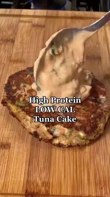 Keto Performers on Instagram: "High Protein / Low Cal Tuna Cake 🐟⁠ ⁠ 𝙍𝙚𝙘𝙞𝙥𝙚 𝙗𝙮 @ice.karimcooks⁠ ⁠ 𝙄𝙣𝙜𝙧𝙚𝙙𝙞𝙚𝙣𝙩𝙨 📑⁠ 1 can of tuna⁠ 1-2 tbsp of diced onions⁠ 1 heaping tbsp cilantro⁠ 1/2 lemon juice⁠ 1 egg⁠ Pinch of salt, pepper, garlic powder, and old bay to taste.⁠ 1 tbsp of almond flour⁠ 𝙄𝙣𝙨𝙩𝙧𝙪𝙘𝙩𝙞𝙤𝙣𝙨 🔪⁠ After forming your tuna patties Add 1 tbsp of oil into a pre-heated medium-high pan. Cook for 3-4 mins per side or until a golden crust is formed. Gently flip. Se High Protein Low Cal, Tuna Cakes Recipe, Canned Tuna Recipes, Tuna Cakes, Canned Tuna, High Protein Low Calorie, Calorie Recipes, Keto Diet Food List, Tuna Recipes