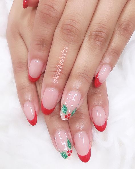 Missle Toe Nails, French Tips With Mistletoe, White French Tips With Mistletoe, Mistletoe Nails Simple, Christmas Nails Holly Leaf, Misltoe Christmas Nails, Mistletoe French Tip Nails, Christmas Mistletoe Nails, Mistle Toe Nails