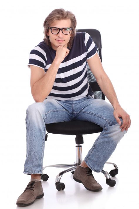 Chico joven y guapo sentado en la silla ... | Free Photo #Freepik #freephoto #hombre #oficina #feliz #corporativo Guy Sitting, Draw Your Oc, Logo Typography, The Chair, Typography Logo, Art Logo, Hd Photos, Free Photo, Pose Reference