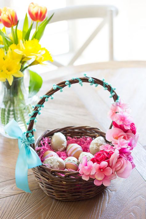 Make these gorgeous DIY floral Easter baskets in under 15 minutes! Dollar Tree Easter Basket, Homemade Easter Baskets, Unique Easter Baskets, Easter Baskets To Make, Creative Easter Baskets, Easter Basket Crafts, Decorating Easter Baskets, Diy Easter Gifts, Easter Basket Ideas