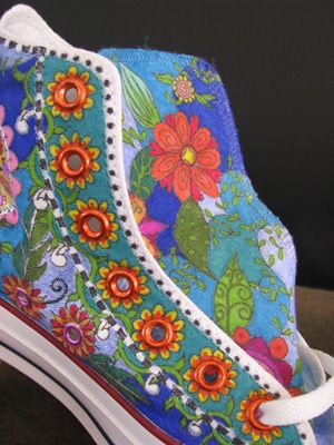 Sharpie Art on Converse All Star tennis shoes. Had a crazy dream last night about something like this...... Art On Converse, Sharpie Shoes, Project 50, Mundo Hippie, Painting Shoes, Painted Shoes Diy, Painted Canvas Shoes, Sharpie Crafts, Painted Clothing