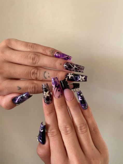 Raven Inspired Nails, Purple Nd Black Nails, Alt Press On Nails, Short Nails With Design Art Ideas, Purple Nails Grunge, Edgy Purple Nails, Y2k Nails Purple And Black, Nail Inspo Purple And Black, Grunge Acrylics