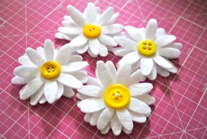 Make Felt Flowers, Felt Flowers Diy, Diy Flores, Button Crafts, Felt Diy, Soft Sculpture, Guest Post, Felt Fabric, Flower Tutorial