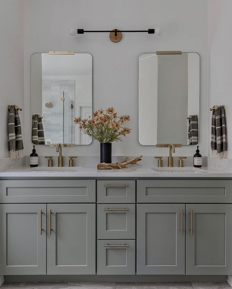 30 Classic And Elegant Grey Bathroom Cabinets For A Modern Setup Kids Bathroom Cabinets, Bathroom Cabinet Handles, Bathroom Cabinet Makeover, Bathroom Cabinet Colors, Light Grey Bathrooms, Grey Bathroom Cabinets, Dark Gray Bathroom, Light Gray Cabinets, Spa Inspired Bathroom