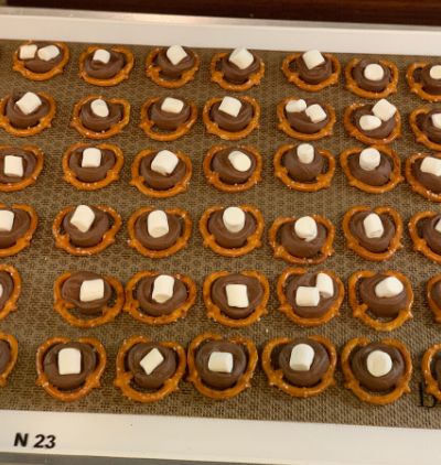 Rolo Pretzels | Cook With Teresa Pretzel Rolo, Rolo Candy, Rolo Pretzels, Pretzel Desserts, Mini Twists, Mini Marshmallows, Pretzels, Marshmallows, Christmas Cheer