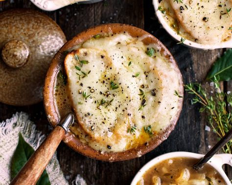 Gruyère French Onion Soup Soup Gourmet, The Original Dish, Classic French Onion Soup, Onion Soup Recipe, Peasant Food, French Onion Soup Recipe, Winter Dinner Recipes, Winter Dinner, Savory Soups