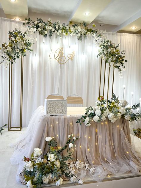 Elegant Wedding Backdrop Receptions, Wedding Decorations Beige, Cocktail Table Decor Wedding, Wedding Backdrops Ideas, Sweetheart Table Wedding Elegant, Bride And Groom Table Ideas, Wedding Table Backdrop, Beige Wedding Theme, Wedding Head Table Decor