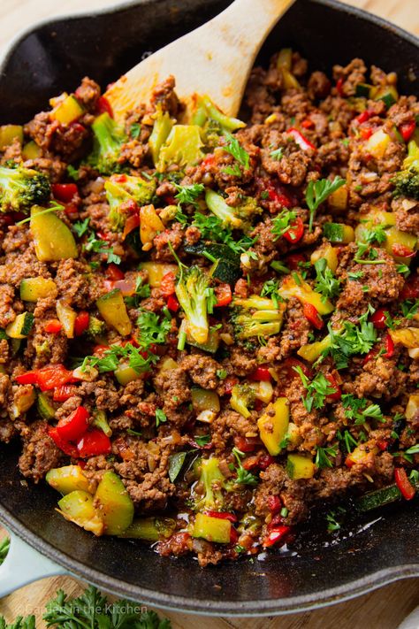 This Ground Beef Veggie Skillet is the perfect clean-out-your-fridge recipe or simple weeknight dinner. The beef and vegetables cook together in one pan before being seasoned with soy sauce and parsley. The ingredients list may be small, but the flavors are BIG! Ground Beef And Peppers, Healthy Hamburger Meat Recipes, Beef And Peppers, Sweet Pepper Recipes, Red Pepper Recipes, Veggie Skillet, Beef And Vegetables, Cooking With Ground Beef, Pepper Recipes