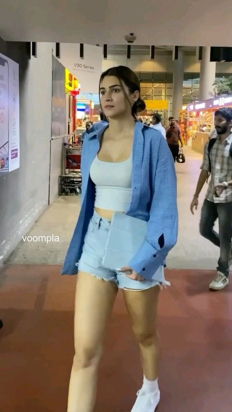 Kriti Sanon Fitness, Bollywood Casual Outfits, Kriti Sanon Casual, Kriti Sanon Outfits, Girl Drama, Summer Holiday Outfits, Celebrity Fashion Looks, Casual Indian Fashion, Kriti Sanon