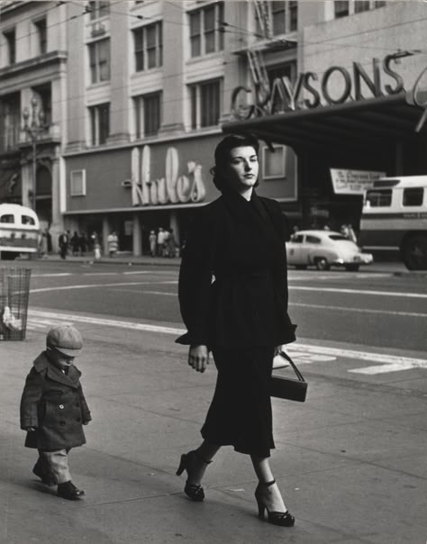 Dorothea Lange, Mother and Child, San Francisco, 1952 Dorothea Lange Photography, Midge Maisel, Getty Museum, Gelatin Silver Print, Magazines For Kids, Documentary Photographers, Documentary Photography, Black White Photography, Film Stills