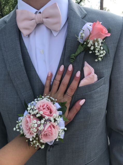 Pink Rose Corsage Prom, Homecoming Corsage And Boutonniere Pink, Blush Corsage And Boutonniere, Prom Butiner, Rose Gold Corsage Prom, Prom Bouquet And Boutonniere, Bouteniere Prom, Blush Pink Corsage And Boutonniere, Pink And White Prom Flowers