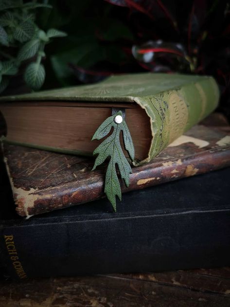 Leather Bookmarks Handmade, Artemisia Vulgaris, Leather Bookmarks, Leaf Bookmark, Diy Leather Projects, Bookmark Handmade, Leather Leaf, Leather Bookmark, Leather Stamps