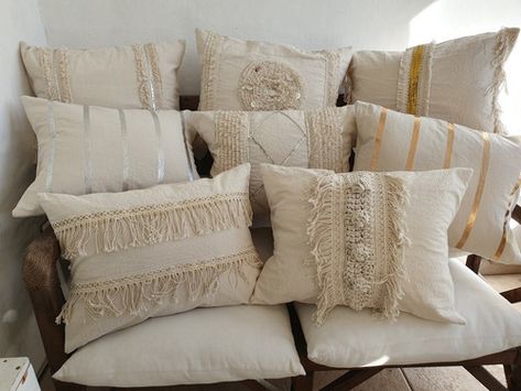 Almohadones Naturales Con Apliques | Mercado Libre Beaded Pillow, Cushion Cover Designs, Vintage Couture, Hand Woven Pillows, Boho Chic Decor, Diy Pillows, Estilo Boho, Home Deco, Bed Sheets